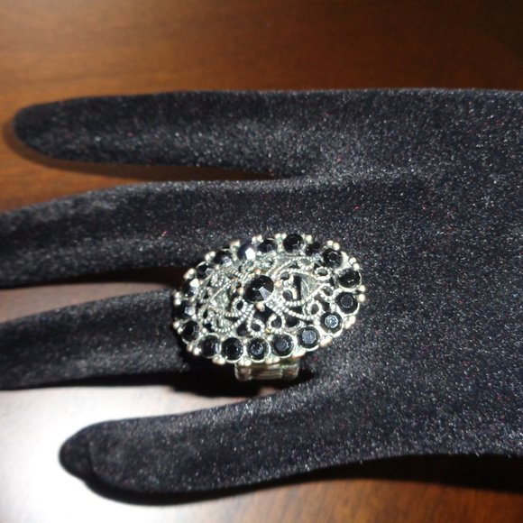 Costume Jewelry- oval ring with black Czech glass - Picture 12 of 12